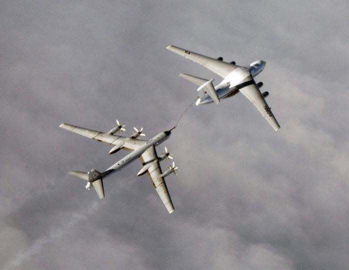 Máy bay ném bom chiến lược Tu-95 Nga được máy bay tiếp dầu IL-78 tiếp dầu Máy bay ném bom chiến lược Tu-95 Nga được máy bay tiếp dầu IL-78 tiếp dầu