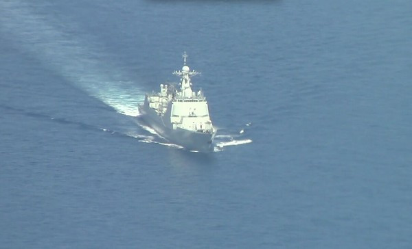 Máy bay tuần tra săn ngầm P-8A Hải quân Mỹ quay chụp tàu khu trục tên lửa Type 052C Hải quân Trung Quốc ở cự ly gần (nguồn mạng sina Trung Quốc) Máy bay tuần tra săn ngầm P-8A Hải quân Mỹ quay chụp tàu khu trục tên lửa Type 052C Hải quân Trung Quốc ở cự ly gần (nguồn mạng sina Trung Quốc)