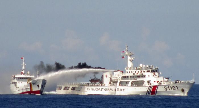 Philippines chỉ thẳng mặt Trung Quốc: Cảnh sát biển Trung Quốc là bọn "cướp có vũ trang" ở Biển Đông Philippines chỉ thẳng mặt Trung Quốc: Cảnh sát biển Trung Quốc là bọn "cướp có vũ trang" ở Biển Đông