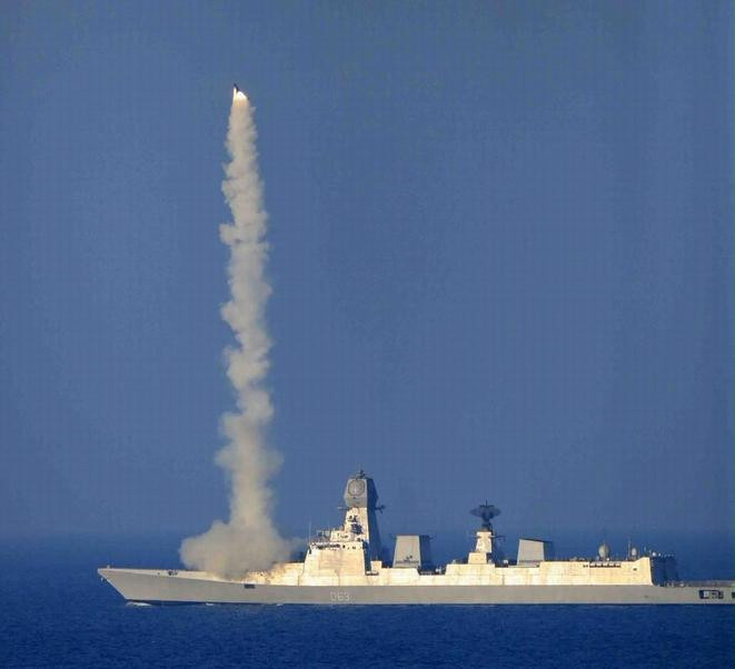 Tàu khu trục Kolkata bắn tên lửa BrahMos Tàu khu trục Kolkata bắn tên lửa BrahMos
