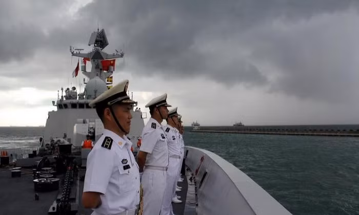 Tàu hộ vệ tên lửa Ngọc Lâm số hiệu 569 của Hạm đội Nam Hải, Hải quân Trung Quốc đến Singapore tham gia hoạt động giao lưu quân sự (nguồn báo Nhân Dân, Trung Quốc)