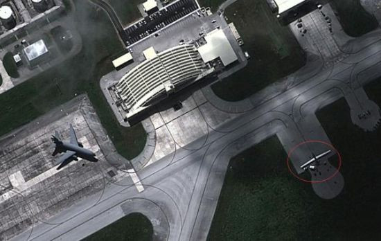 Hình ảnh vệ tinh: Máy bay do thám RQ-4 Global Hawk triển khai ở căn cứ Anderson, Guam (nguồn mạng sina Trung Quốc) Hình ảnh vệ tinh: Máy bay do thám RQ-4 Global Hawk triển khai ở căn cứ Anderson, Guam (nguồn mạng sina Trung Quốc)