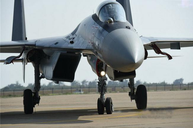 Máy bay chiến đấu Su-35 Nga tại Triển lãm hàng không Chu Hải, Trung Quốc năm 2014 Máy bay chiến đấu Su-35 Nga tại Triển lãm hàng không Chu Hải, Trung Quốc năm 2014