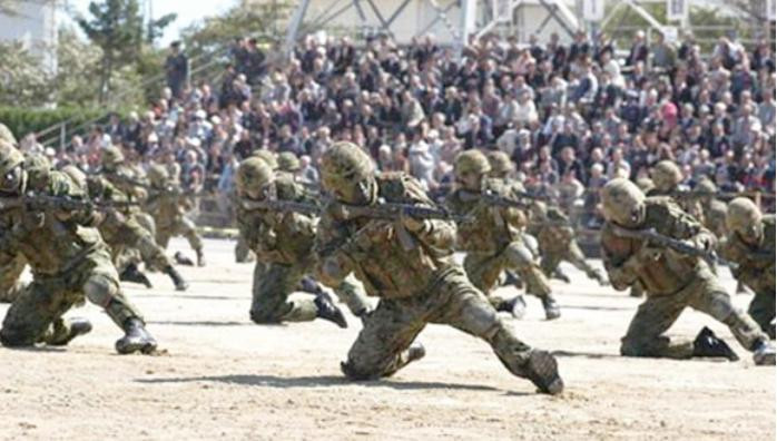 Binh sĩ Lực lượng Phòng vệ Nhật Bản tiến hành biểu diễn quân sự Binh sĩ Lực lượng Phòng vệ Nhật Bản tiến hành biểu diễn quân sự