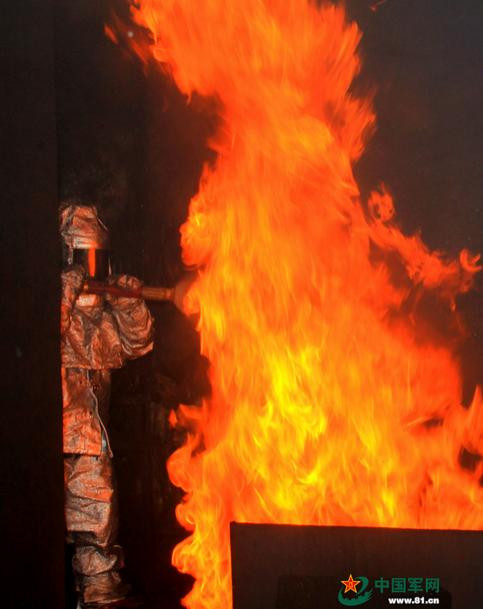 Đầu tháng 5 năm 2015, chi đội tàu khu trục Hạm đội Nam Hải tổ chức tập trận phòng không, chống hạm, săn ngầm (nguồn 81.cn)