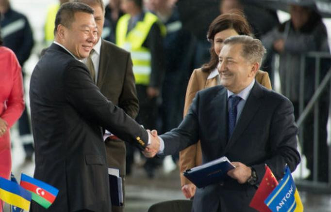 Nhiều công ty ký kết thỏa thuận mua sắm tại hiện trường (nguồn mạng sina Trung Quốc)