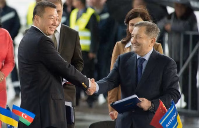 Nhiều công ty ký kết thỏa thuận mua sắm tại hiện trường (nguồn mạng sina Trung Quốc)