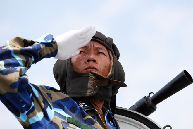 Binh sĩ Hải quân Việt Nam tham gia Lễ diễu binh trên biển