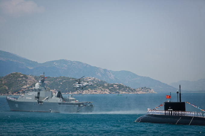 Tàu hộ vệ Gepard 3.9 và máy bay trực thăng săn ngầm Ka-28 của Hải quân Việt Nam