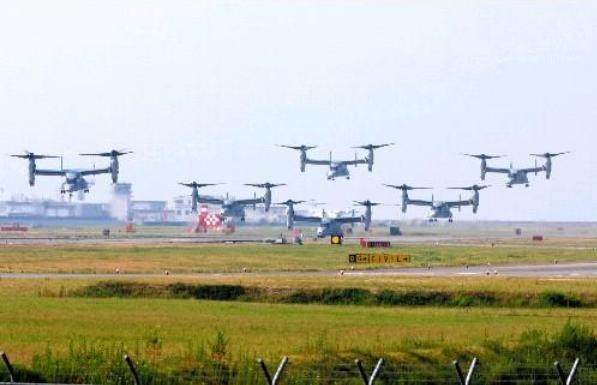 Máy bay vận tải cánh xoay nghiêng MV-22 Osprey Mỹ cất cánh tập thể ở căn cứ Futenma, Nhật Bản Máy bay vận tải cánh xoay nghiêng MV-22 Osprey Mỹ cất cánh tập thể ở căn cứ Futenma, Nhật Bản