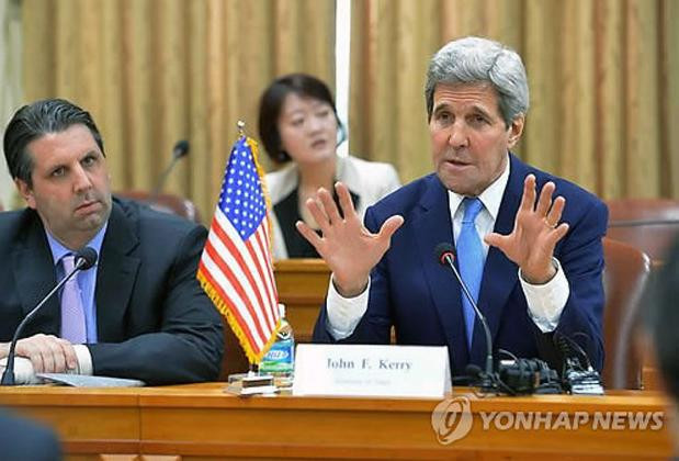 Ngoại trưởng Mỹ John Kerry khi hội đàm với người đồng cấp Hàn Quốc vào ngày 18 tháng 5 năm 2015 Ngoại trưởng Mỹ John Kerry khi hội đàm với người đồng cấp Hàn Quốc vào ngày 18 tháng 5 năm 2015