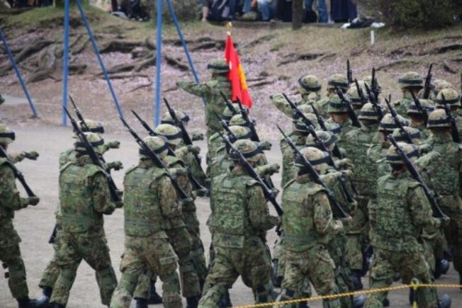 Một đơn vị của Lực lượng Phòng vệ Mặt đất duyệt binh vào ngày 19 tháng 4 năm 2015 (nguồn mạng sina Trung Quốc)