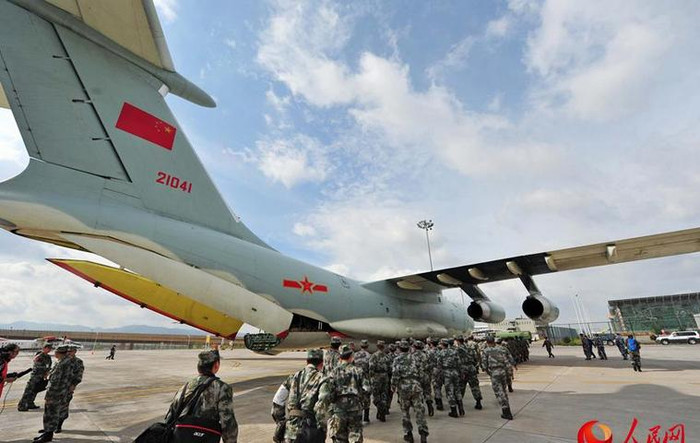 Máy bay vận tải IL-76 của Không quân Trung Quốc chở binh sĩ công binh tập đoàn quân 14 ở sân bay Trường Thủy, Côn Minh, chuẩn bị đến Nepal (nguồn báo Nhân Dân, TQ) Máy bay vận tải IL-76 của Không quân Trung Quốc chở binh sĩ công binh tập đoàn quân 14 ở sân bay Trường Thủy, Côn Minh, chuẩn bị đến Nepal (nguồn báo Nhân Dân, TQ)