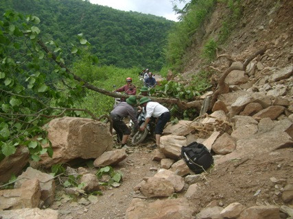 Vào mùa mưa các huyện miền núi Nghệ An cũng thường xuyên xảy ra tình trạng sạt lở đất rất nguy hiểm (ảnh tư liệu các điểm sạt lở đất trong trận lũ quét tại miền Tây, Nghệ An năm 2011) Vào mùa mưa các huyện miền núi Nghệ An cũng thường xuyên xảy ra tình trạng sạt lở đất rất nguy hiểm (ảnh tư liệu các điểm sạt lở đất trong trận lũ quét tại miền Tây, Nghệ An năm 2011)