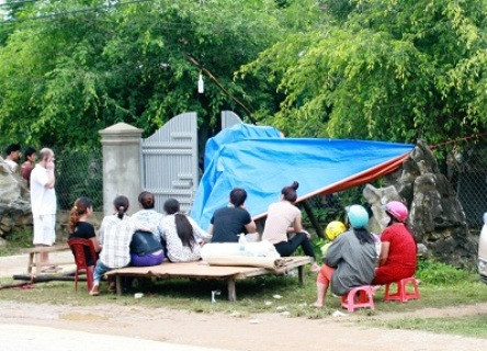 Đến giờ người dân tại bản Lầu 2, xã Châu Bình, huyện Quỳ Châu vẫn chưa hết bàng hoàng khi nhớ lại khung cảnh sau vụ ôm mìn cho nổ tung trung nhà của vợ chồng chị vợ Đến giờ người dân tại bản Lầu 2, xã Châu Bình, huyện Quỳ Châu vẫn chưa hết bàng hoàng khi nhớ lại khung cảnh sau vụ ôm mìn cho nổ tung trung nhà của vợ chồng chị vợ