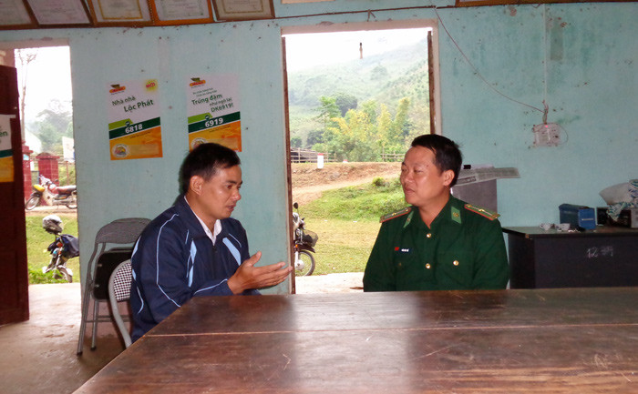 Anh Đồng Quang Khanh (trái) đang trao đổi công việc với chiến sĩ biên phòng đồn biên phòng cửa khẩu Lóng Sập Anh Đồng Quang Khanh (trái) đang trao đổi công việc với chiến sĩ biên phòng đồn biên phòng cửa khẩu Lóng Sập