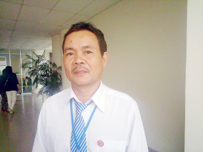 Thầy giáo Thạch Sơn không tin mình có thể vượt qua số phận, và vinh dự lớn khi thầy được ra Hà Nội dự Lễ tôn vinh các nhà giáo tiêu biểu. Ảnh Xuân Trung