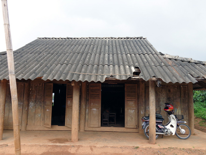 Điểm trường chỉ là ngôi nhà cấp bốn nhỏ nhắn, đường vào đây đi bằng xe máy rất khó khăn. Điểm trường chỉ là ngôi nhà cấp bốn nhỏ nhắn, đường vào đây đi bằng xe máy rất khó khăn.