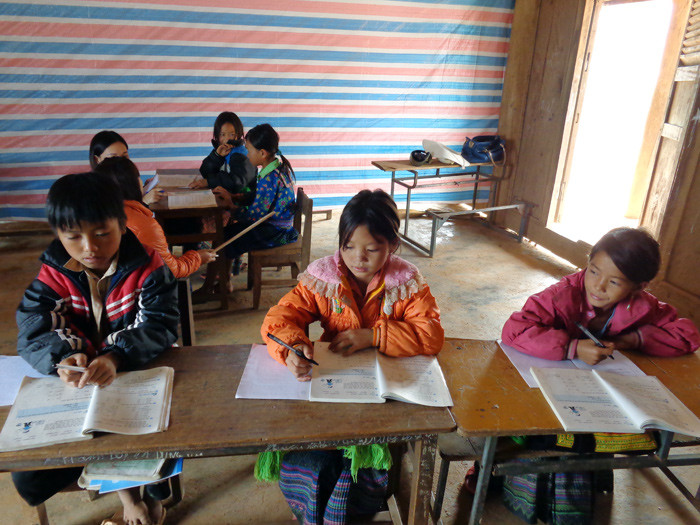 Những học sinh lớp 4 ngồi chờ các em lớp 3 học trước. Những học sinh lớp 4 ngồi chờ các em lớp 3 học trước.