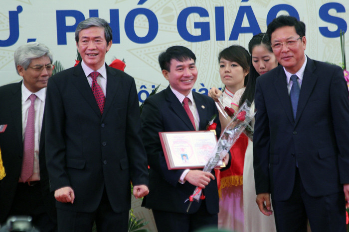 TS. Trần Đình Hòa 43 tuổi, ngành Thủy lợi là giáo sư trẻ nhất năm 2013. Ảnh Xuân Trung TS. Trần Đình Hòa 43 tuổi, ngành Thủy lợi là giáo sư trẻ nhất năm 2013. Ảnh Xuân Trung