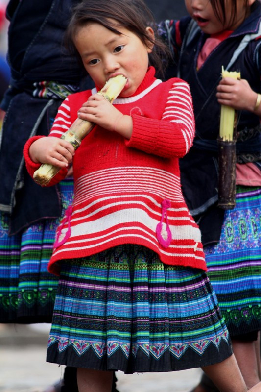 Cô bé này xuống chợ cùng mẹ, sau khi bán được 1 tấm vải dệt, mẹ bé đã mua ngay khúc mía tặng bé. Cô bé này xuống chợ cùng mẹ, sau khi bán được 1 tấm vải dệt, mẹ bé đã mua ngay khúc mía tặng bé.