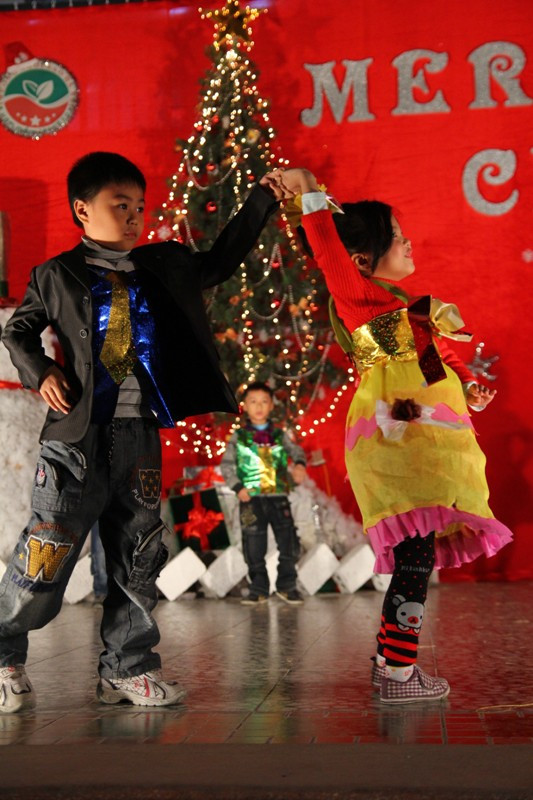 Siêu mẫu nhí trường TH Ngôi sao HN biểu diễn thời trang Noel ảnh 15 Siêu mẫu nhí trường TH Ngôi sao HN biểu diễn thời trang Noel ảnh 15