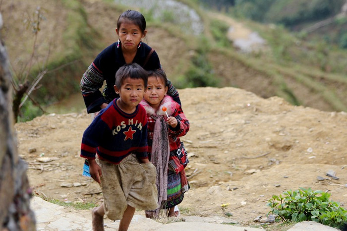 Những đứa trẻ vùng núi Sapa thường chơi đùa ở bên đường, khi không theo mẹ xuống chợ. Các em háo hức mỗi khi thấy đoàn khách đi qua để mời vào mua hàng. Những đứa trẻ vùng núi Sapa thường chơi đùa ở bên đường, khi không theo mẹ xuống chợ. Các em háo hức mỗi khi thấy đoàn khách đi qua để mời vào mua hàng.