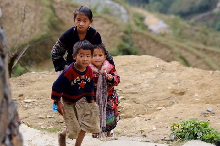 Những đứa trẻ vùng núi Sapa thường chơi đùa ở bên đường, khi không theo mẹ xuống chợ. Các em háo hức mỗi khi thấy đoàn khách đi qua để mời vào mua hàng.