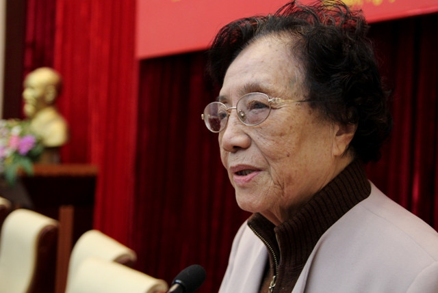 Bà Nguyễn Thị Bình cho rằng, để nhìn nhận đúng bản chất của công cuộc đổi mới, phải đưa ra một cuộc “cải cách” giáo dục chứ không hoàn toàn là “đổi mới”. Ảnh Xuân Trung