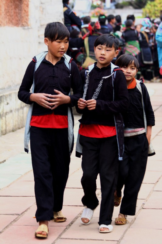 Những học sinh một buổi đi học, một buổi đi chợ tìm ai thuê làm gì thì làm. Mỗi buổi có em có thể kiếm được cả trăm nghìn. Những học sinh một buổi đi học, một buổi đi chợ tìm ai thuê làm gì thì làm. Mỗi buổi có em có thể kiếm được cả trăm nghìn.