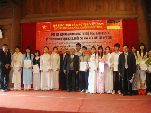 Lễ trao học bổng của bang Hessen (CHLB Đức) tại Văn Miếu Quốc Tử Giám chiều ngày 12/12. Ảnh Xuân Trung Lễ trao học bổng của bang Hessen (CHLB Đức) tại Văn Miếu Quốc Tử Giám chiều ngày 12/12. Ảnh Xuân Trung