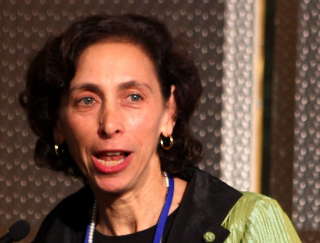 Bà Sherry Preiss, Phó chủ tịch Tổ chức phát triển Quốc tế chuyên nghiệp Pearson cho rằng: Với cuốn sách số, học sinh có thể tạo dấu ấn cá nhân, tự đánh giá hoặc hướng dẫn theo nhịp độ của bản thân. Ảnh Xuân Trung