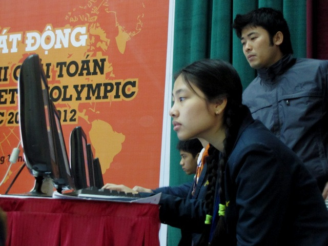 Một trong những thí sinh đầu tiên của trường Chu Văn An tham giã cuộc thi. Ảnh Xuân Trung Một trong những thí sinh đầu tiên của trường Chu Văn An tham giã cuộc thi. Ảnh Xuân Trung