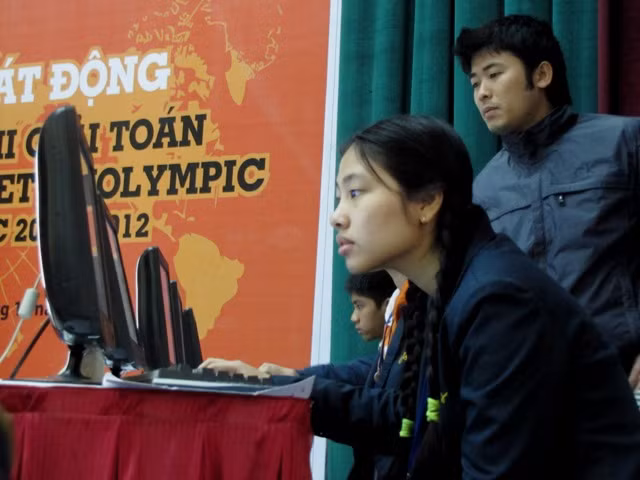 Một trong những thí sinh đầu tiên của trường Chu Văn An tham giã cuộc thi. Ảnh Xuân Trung