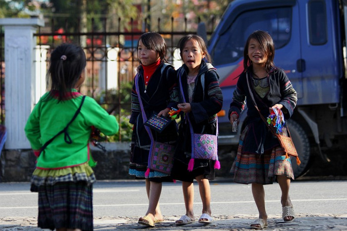 Xuống chợ từ sáng sớm tinh mơ, mặc dù đầu đông ở Sapa trời rét buốt nhưng đối với những em nhỏ này dường như không biết lạnh. Buổi sáng cũng là thời gian để các em tìm cách mưu sinh như bán các sản phẩm làm bằng tay. Giá mỗi đồ lưu niệm này dao động từ 5.000-10.000đ/sản phẩm. Xuống chợ từ sáng sớm tinh mơ, mặc dù đầu đông ở Sapa trời rét buốt nhưng đối với những em nhỏ này dường như không biết lạnh. Buổi sáng cũng là thời gian để các em tìm cách mưu sinh như bán các sản phẩm làm bằng tay. Giá mỗi đồ lưu niệm này dao động từ 5.000-10.000đ/sản phẩm.