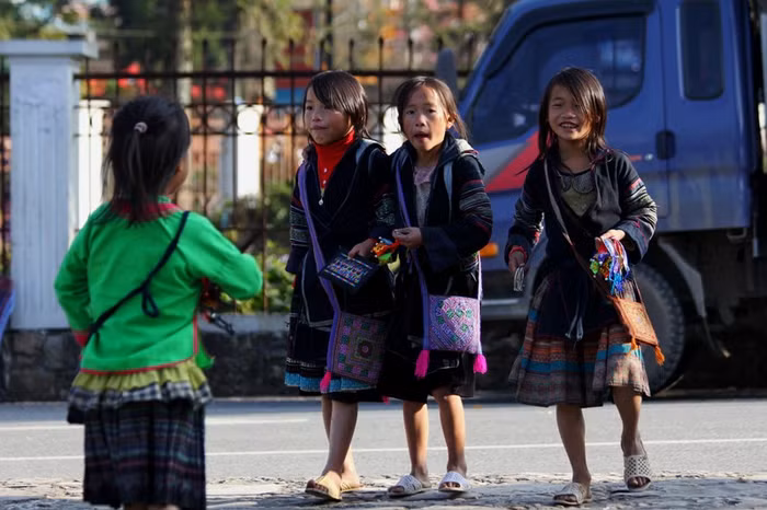 Xuống chợ từ sáng sớm tinh mơ, mặc dù đầu đông ở Sapa trời rét buốt nhưng đối với những em nhỏ này dường như không biết lạnh. Buổi sáng cũng là thời gian để các em tìm cách mưu sinh như bán các sản phẩm làm bằng tay. Giá mỗi đồ lưu niệm này dao động từ 5.000-10.000đ/sản phẩm.