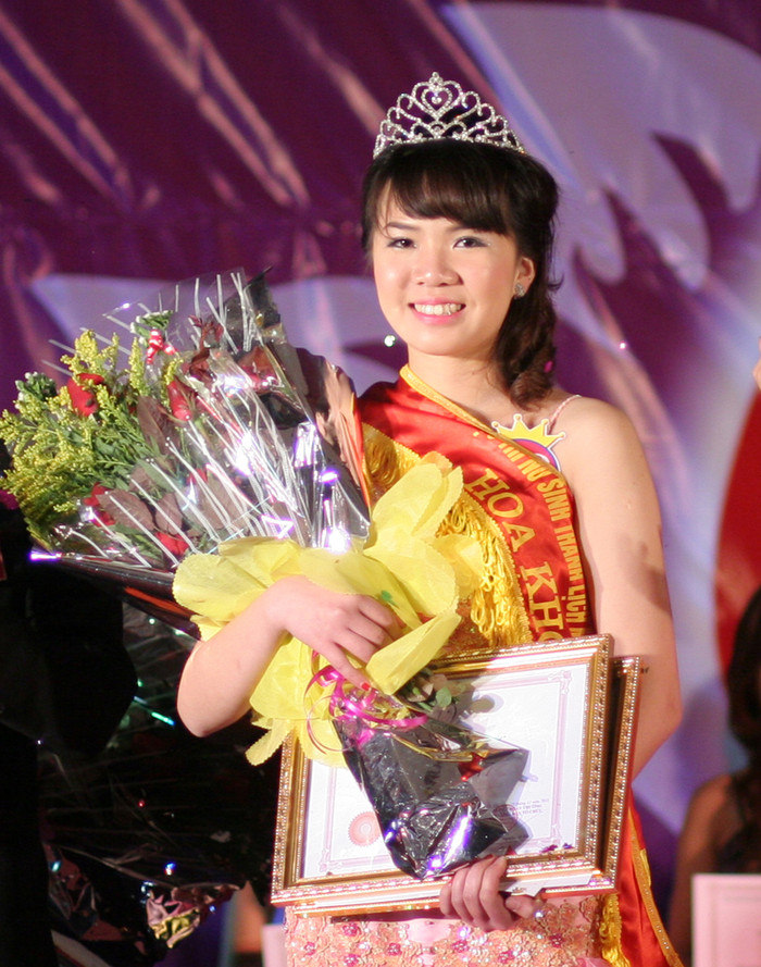 Hoa khôi Trần Nữ Hà Anh cũng là thí sinh đạt giải có phần thi ứng xử xuất sắc nhất.