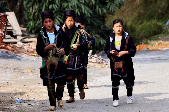 Sáng sớm những thiếu nữ này đi xuống chợ bán những sản phẩm kết bằng tay. Từ nhà xuống chợ Sapa có thể đi bộ tới trên 10km.