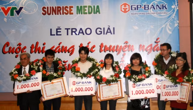 Các tác giả nhận giải cho tác phẩm đoạt giải Quà tặng cuộc sống năm 2011. Ảnh Xuân Trung