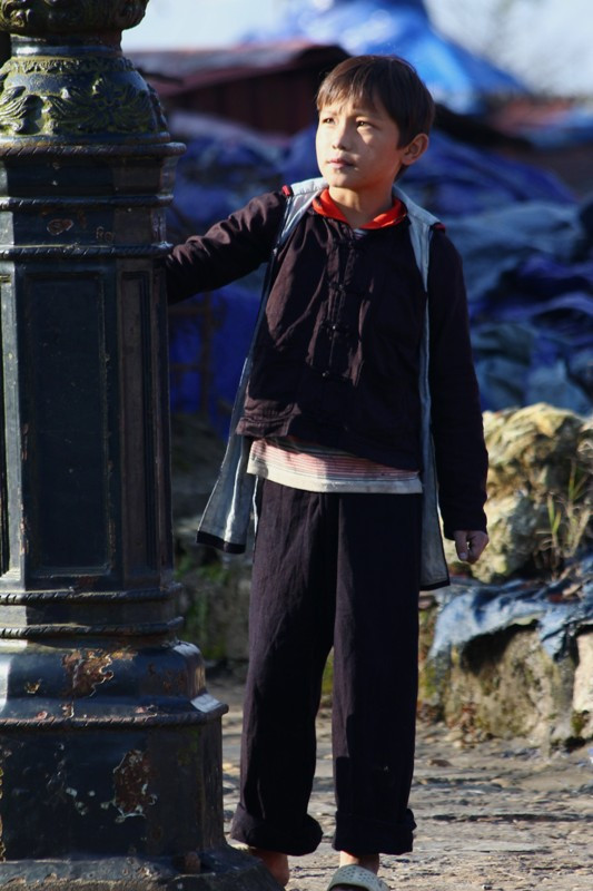 Cậu bé này lạ lẫm với những hình thù trên cột đèn trước nhà thờ ở thị trấn Sapa. Đối với em, mỗi lần xuống chợ là thêm một điều lạ lẫm khác nhau. Cậu bé này lạ lẫm với những hình thù trên cột đèn trước nhà thờ ở thị trấn Sapa. Đối với em, mỗi lần xuống chợ là thêm một điều lạ lẫm khác nhau.