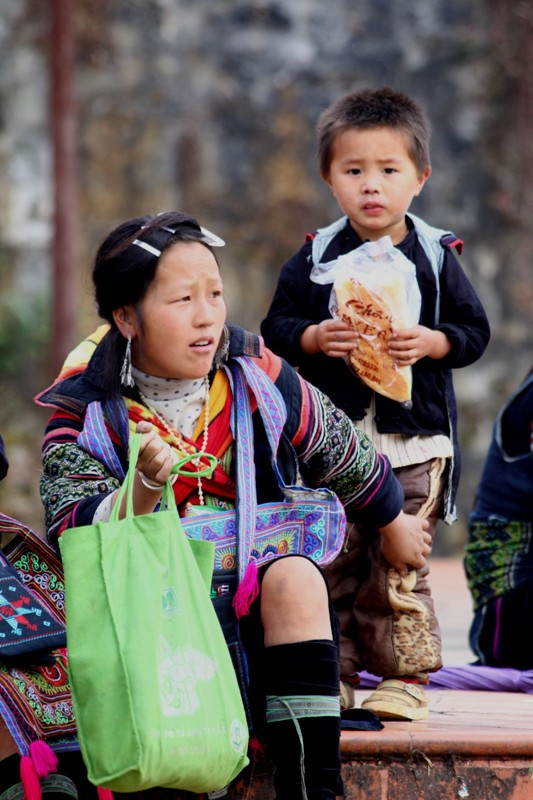 Ở chợ Sapa, những đứa trẻ nhỏ như thế này thường phải đi theo mẹ bất cứ khi mẹ chúng đi đâu, vì ở nhà sẽ không có ai trông nom. Ở chợ Sapa, những đứa trẻ nhỏ như thế này thường phải đi theo mẹ bất cứ khi mẹ chúng đi đâu, vì ở nhà sẽ không có ai trông nom.