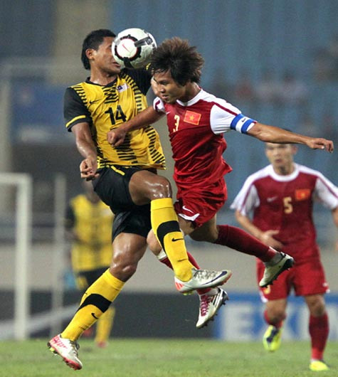 Trung vệ Long Giang trong một pha không chiến. Ảnh: Quang Minh Trung vệ Long Giang trong một pha không chiến. Ảnh: Quang Minh