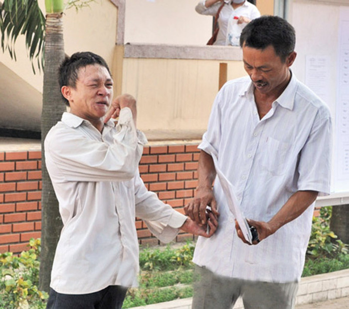 Phạm Xuân Hoàng, học sinh trường cấp III Quỳnh Lưu I dự thi vào Trường Cao đẳng Văn hóa Nghệ thuật Nghệ An và Học viện Bưu chính viễn thông. Sinh ra em bình thường bụ bẫm, nhưng khi lên một tuổi em bị một trận sốt thế là tay chân teo lại, miệng méo không nói được. Gia đình chạy chữa mãi nhưng vẫn không khỏi nên em đã phải mang dị tật suốt đời. Thế nhưng, bù lại em rất có nghị lực. Em luôn ao ước được đến trường. Lên 8 tuổi, bố mẹ xin cho em đi học. Dù bước đầu đến lớp hết sức khó khăn với bao trở ngại, tập cầm bút cũng đã khó chưa nói đến học nhưng em vấn quyết tâm học tốt. Phạm Xuân Hoàng, học sinh trường cấp III Quỳnh Lưu I dự thi vào Trường Cao đẳng Văn hóa Nghệ thuật Nghệ An và Học viện Bưu chính viễn thông. Sinh ra em bình thường bụ bẫm, nhưng khi lên một tuổi em bị một trận sốt thế là tay chân teo lại, miệng méo không nói được. Gia đình chạy chữa mãi nhưng vẫn không khỏi nên em đã phải mang dị tật suốt đời. Thế nhưng, bù lại em rất có nghị lực. Em luôn ao ước được đến trường. Lên 8 tuổi, bố mẹ xin cho em đi học. Dù bước đầu đến lớp hết sức khó khăn với bao trở ngại, tập cầm bút cũng đã khó chưa nói đến học nhưng em vấn quyết tâm học tốt.