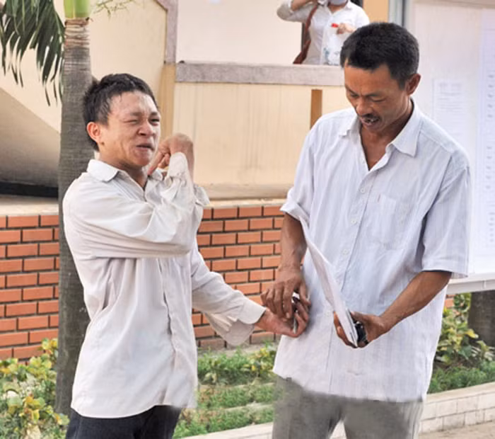 Phạm Xuân Hoàng, học sinh trường cấp III Quỳnh Lưu I dự thi vào Trường Cao đẳng Văn hóa Nghệ thuật Nghệ An và Học viện Bưu chính viễn thông. Sinh ra em bình thường bụ bẫm, nhưng khi lên một tuổi em bị một trận sốt thế là tay chân teo lại, miệng méo không nói được. Gia đình chạy chữa mãi nhưng vẫn không khỏi nên em đã phải mang dị tật suốt đời. Thế nhưng, bù lại em rất có nghị lực. Em luôn ao ước được đến trường. Lên 8 tuổi, bố mẹ xin cho em đi học. Dù bước đầu đến lớp hết sức khó khăn với bao trở ngại, tập cầm bút cũng đã khó chưa nói đến học nhưng em vấn quyết tâm học tốt. Phạm Xuân Hoàng, học sinh trường cấp III Quỳnh Lưu I dự thi vào Trường Cao đẳng Văn hóa Nghệ thuật Nghệ An và Học viện Bưu chính viễn thông. Sinh ra em bình thường bụ bẫm, nhưng khi lên một tuổi em bị một trận sốt thế là tay chân teo lại, miệng méo không nói được. Gia đình chạy chữa mãi nhưng vẫn không khỏi nên em đã phải mang dị tật suốt đời. Thế nhưng, bù lại em rất có nghị lực. Em luôn ao ước được đến trường. Lên 8 tuổi, bố mẹ xin cho em đi học. Dù bước đầu đến lớp hết sức khó khăn với bao trở ngại, tập cầm bút cũng đã khó chưa nói đến học nhưng em vấn quyết tâm học tốt.