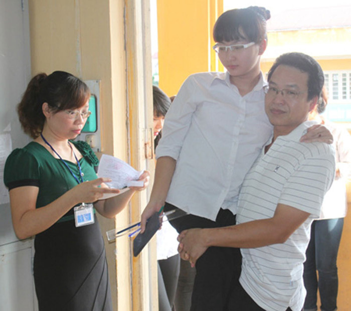 Thí sinh Nguyễn Phương Linh được bố bế lên tận phòng thi. Linh tàn tật từ nhỏ nhưng em rất hiếu học. Ngoại trừ bậc tiểu học được bố mẹ thay nhau đưa đến trường, từ bậc học THCS và THPT, ngày nắng cũng như ngày mưa, Linh tự đi học bằng xe lăn. Thí sinh Nguyễn Phương Linh được bố bế lên tận phòng thi. Linh tàn tật từ nhỏ nhưng em rất hiếu học. Ngoại trừ bậc tiểu học được bố mẹ thay nhau đưa đến trường, từ bậc học THCS và THPT, ngày nắng cũng như ngày mưa, Linh tự đi học bằng xe lăn.