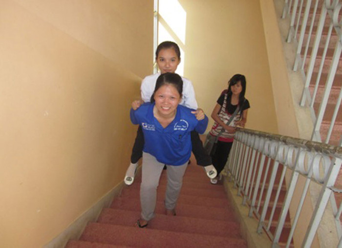 Lê Kim Tiền (sinh 1994: ấp Lộ Ngang - xã Bình Đức, huyện Châu Thành) đã lặn lội từ huyện Châu Thành về Mỹ Tho tham dự kỳ tuyển sinh ĐH, CĐ năm 2012 với quyết tâm thi vào ĐH Tiền Giang. Kim Tiền tâm sự: “Ngoại hình bất thường vốn là thiệt thòi nhưng tri thức là con đường vượt qua khó khăn. Em cố gắng học thật tốt để tìm cho mình một việc làm ổn định để không phụ lòng của cha mẹ và thầy cô. Em quyết thi vào trường ĐH Tiền Giang để giảm chi phí thi cử cho ba mẹ.” Lê Kim Tiền (sinh 1994: ấp Lộ Ngang - xã Bình Đức, huyện Châu Thành) đã lặn lội từ huyện Châu Thành về Mỹ Tho tham dự kỳ tuyển sinh ĐH, CĐ năm 2012 với quyết tâm thi vào ĐH Tiền Giang. Kim Tiền tâm sự: “Ngoại hình bất thường vốn là thiệt thòi nhưng tri thức là con đường vượt qua khó khăn. Em cố gắng học thật tốt để tìm cho mình một việc làm ổn định để không phụ lòng của cha mẹ và thầy cô. Em quyết thi vào trường ĐH Tiền Giang để giảm chi phí thi cử cho ba mẹ.”