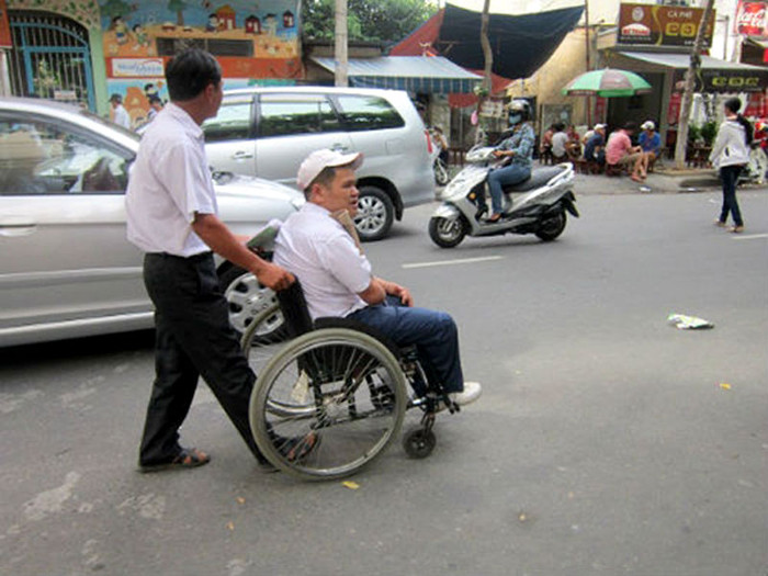 Cậu học sinh này được người thân giúp đỡ, đưa đến địa điểm thi Cậu học sinh này được người thân giúp đỡ, đưa đến địa điểm thi