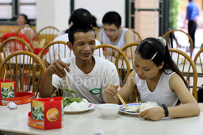 Trong những ngày thi đại học, người cha luôn ở bên cổ vũ, động viên con gái Trong những ngày thi đại học, người cha luôn ở bên cổ vũ, động viên con gái