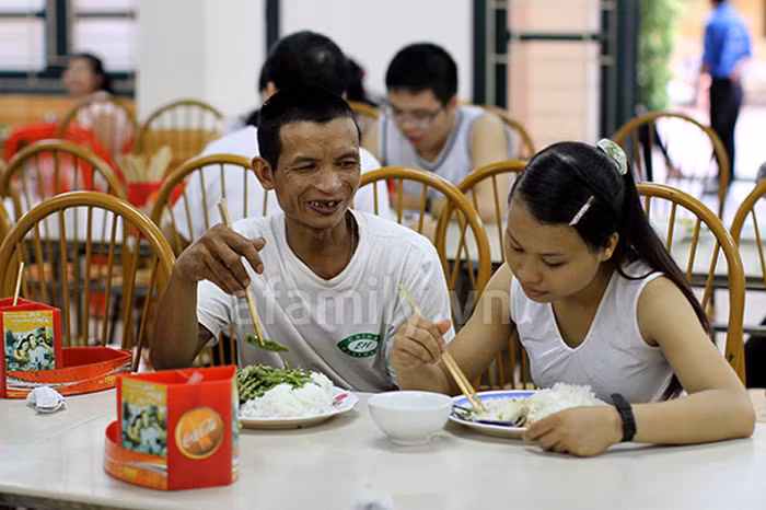 Trong những ngày thi đại học, người cha luôn ở bên cổ vũ, động viên con gái Trong những ngày thi đại học, người cha luôn ở bên cổ vũ, động viên con gái
