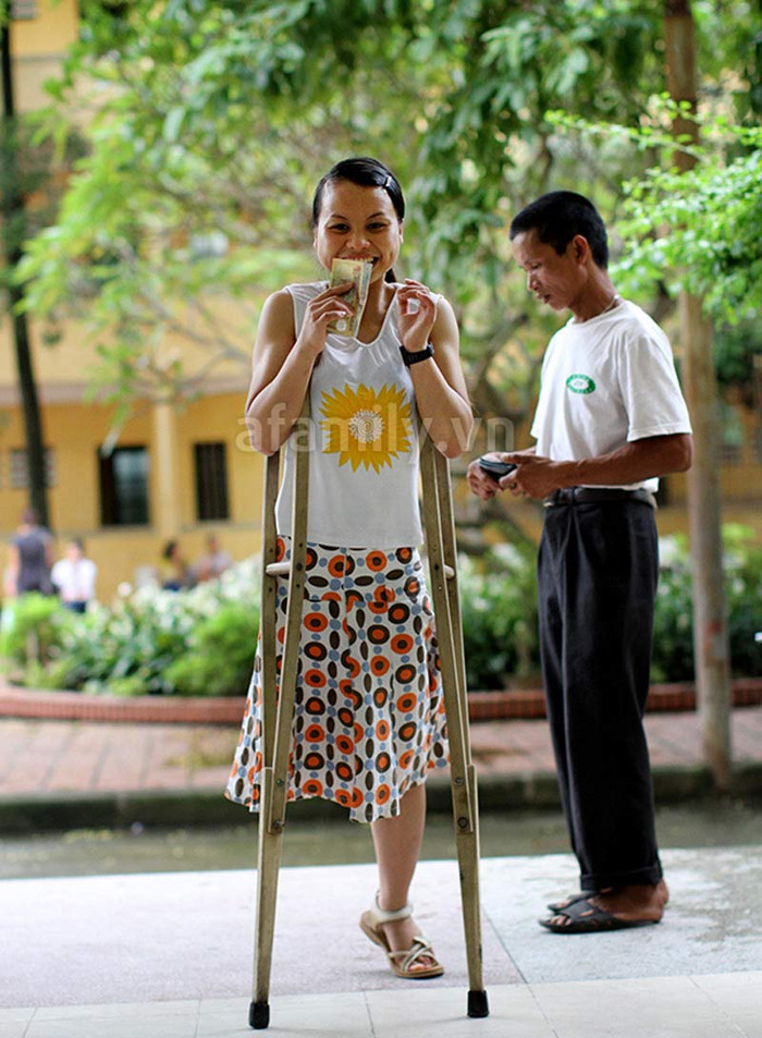 Nụ cười tươi nở trên đôi môi cô bé khuyết tật Nụ cười tươi nở trên đôi môi cô bé khuyết tật